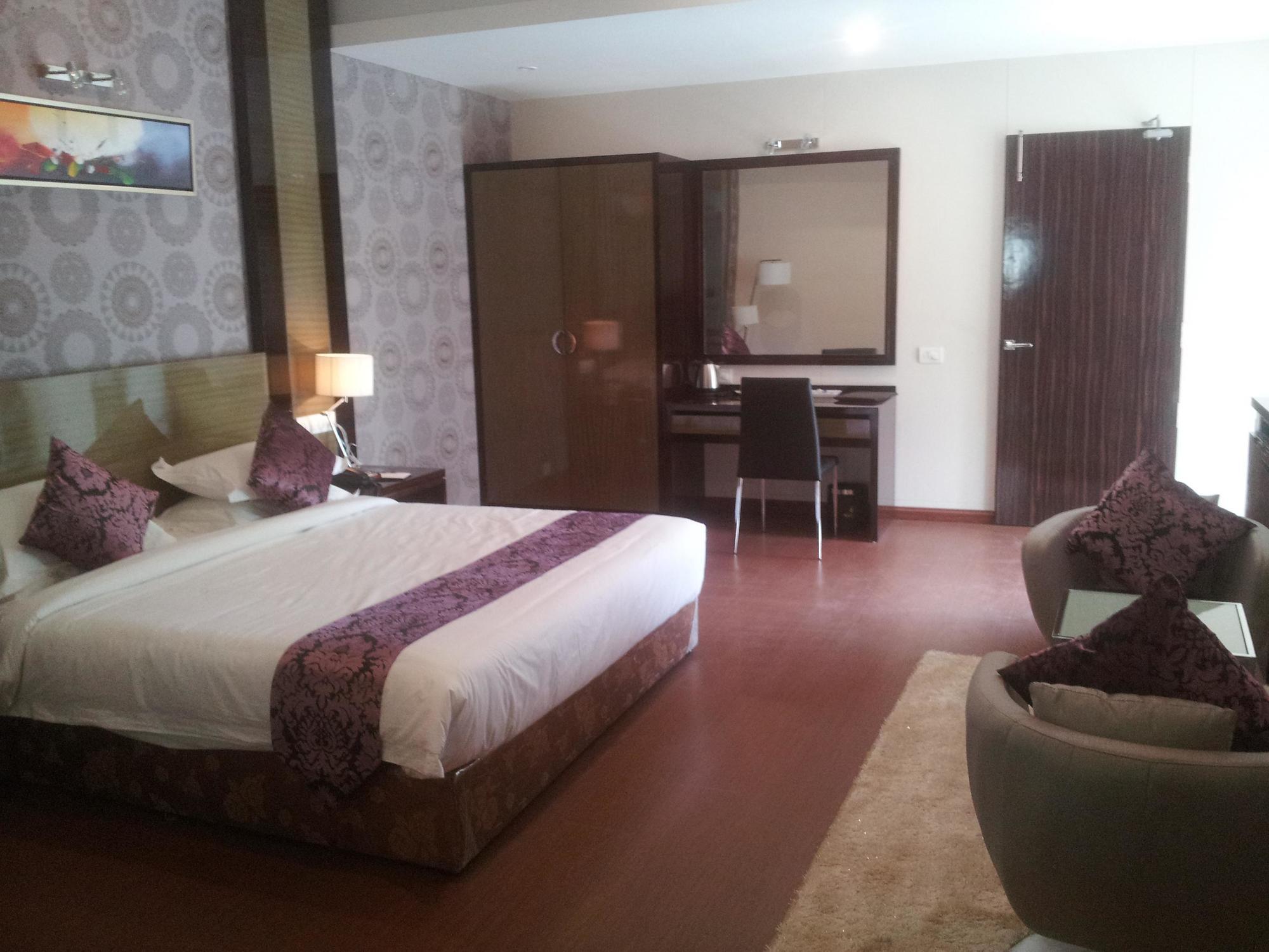 Saffron Hotel Jalna Экстерьер фото